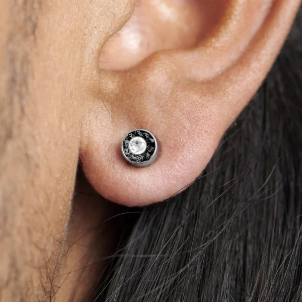 soldes pas cher Fort Tempus Boucle D’oreille Magnétique à Large Cristal Translucide Et Petits Cristaux Noirs – 6 Mm 7